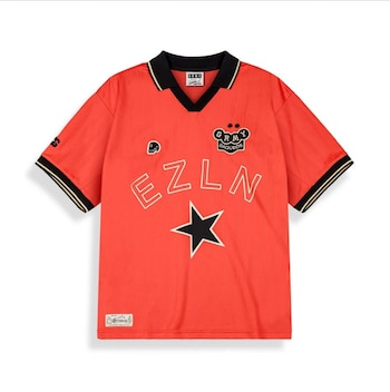 El jersey tiene un estilo deportivo y únicamente se encuentra en color naranja.