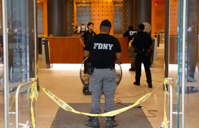 La policía de Nueva York investiga el episodio en Bajo Manhattan y afirmó que todavía no hay un motivo claro detrás del hecho (Captura de video)
