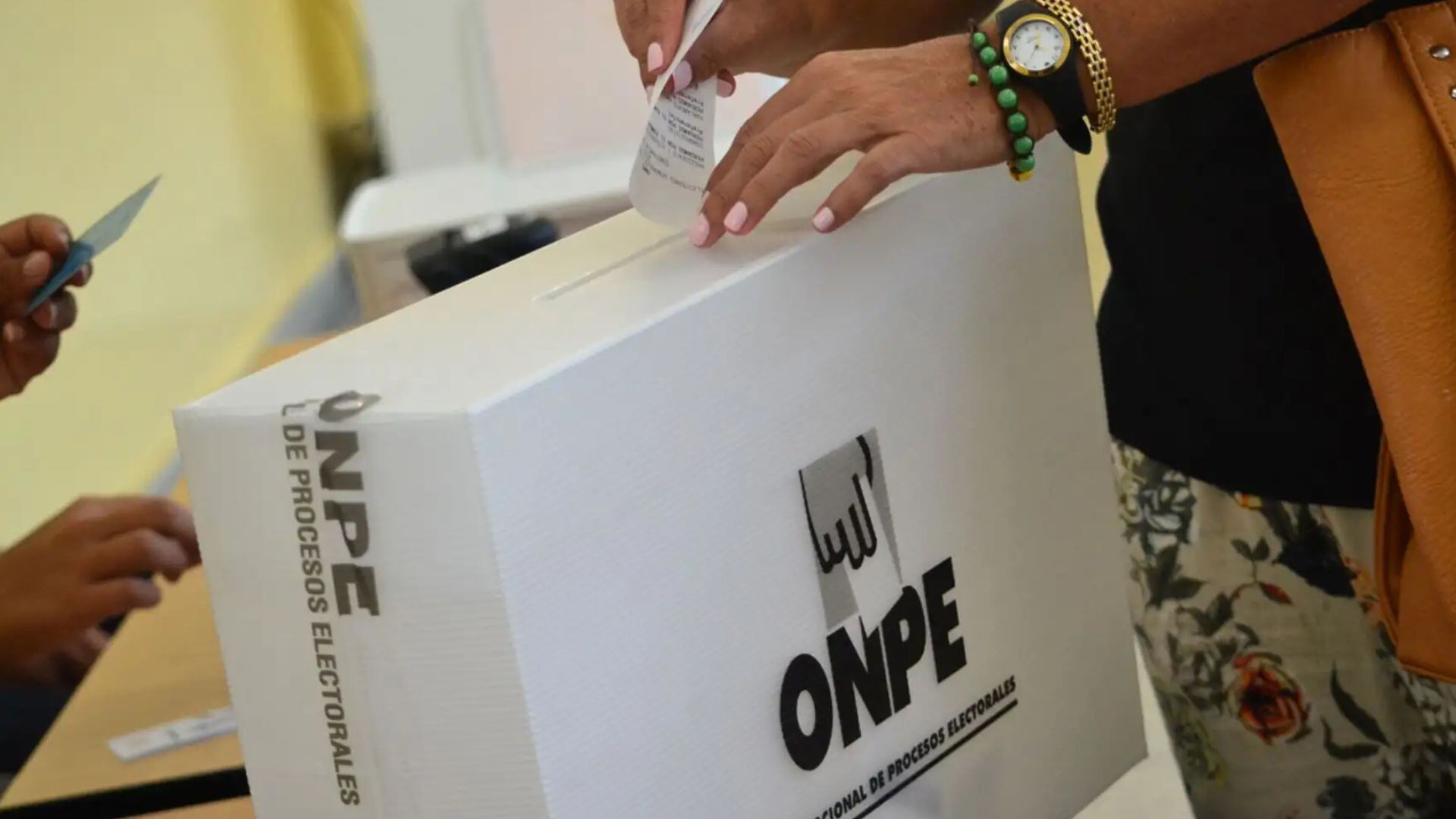 Más de 820.000 ciudadanos han sido seleccionados como miembros de mesa, quienes cumplen un papel clave en la instalación, supervisión y cierre de las mesas de sufragio - Créditos: Andina.