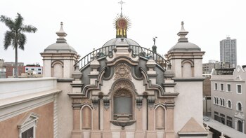 Durante las obras se descubrieron restos de una iglesia anterior al terremoto de 1746, una cripta jesuita y pinturas murales del siglo XVIII que no estaban previstas. PROLIMA