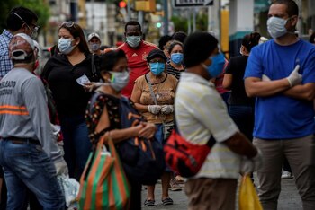 Un grupo de personas haciendo fila para comprar en una farmacia en Guayaquil, en medio de la pandemia de coronavirus (REUTERS/Santiago Arcos)