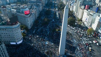 Una multitud salió a la