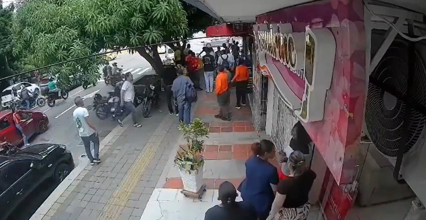 El parrillero de la motocicleta disparó contra la víctima e intentó un remate a corta distancia que falló - crédito Captura video