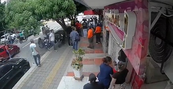 El parrillero de la motocicleta disparó contra la víctima e intentó un remate a corta distancia que falló - crédito Captura video