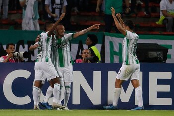 Jugadores de Atlético Nacional celebran un gol. EFE/Luis Eduardo Noriega/Archivo