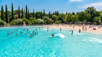 Las dos piscinas con olas de Madrid que arrasan cada verano: dónde están y cuánto cuesta entrar
