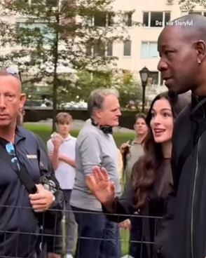 Los fan aseguraron que Anne Hathaway controló mejor la situación que el personal de seguridad. (Captura de video)