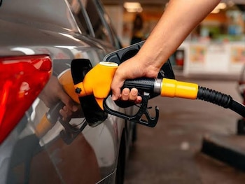 La gasolina superior llegará a L138,41 por galón en Tegucigalpa. (FOTO: El Heraldo)