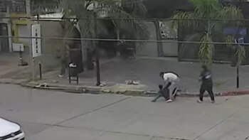 Una pareja redujo al delincuente