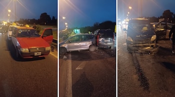 Tres fotografías de vehículos dañados sobre el asfalto de una ruta iluminada por farolas durante el anochecer.