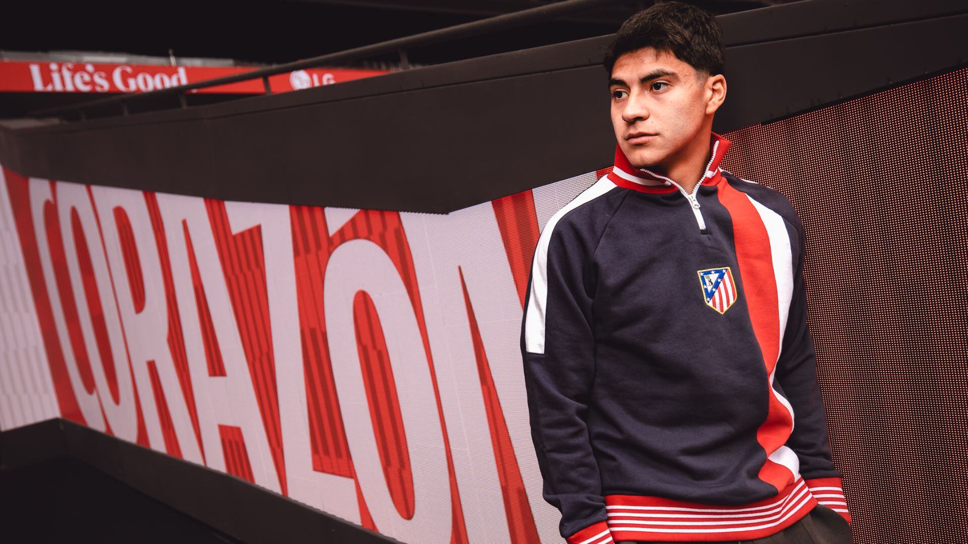 El mediocampista, admirador de Antoine Griezmann, ahora compartirá vestuario con su ídolo en el club colchonero. (X/ @Atleti)