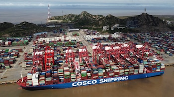 ARCHIVO: Un buque portacontenedores de Cosco Shipping es visto en el puerto de aguas profundas de Yangshan, en Shanghái, China, el 24 de abril de 2022 (Reuters)