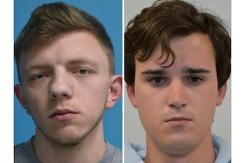 Roman Lavrynovych (a la izquierda) y Stanislav Carpiuc (derecha) grabaron videos de los incendios, bajo la promesa de recibir 3.000 libras en criptomonedas (AP)