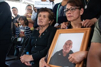 Sólo ocho, de los 13 oficiales emboscados y ejecutados por sicarios del CJNG aceptaron el homenaje de la Policía Estatal en Michoacán
(Foto: CUARTOSCURO)