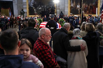 El féretro, que fue depositado