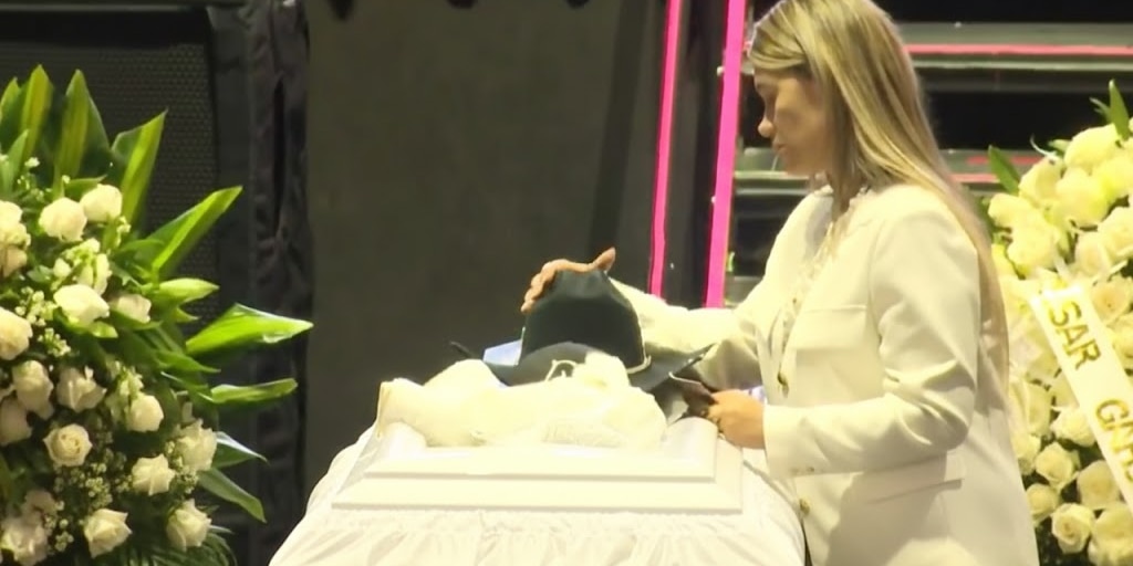 Esposa de Yeison Jiménez besó el ataúd y dejó allí el sombrero del artista en medio del homenaje - Infobae