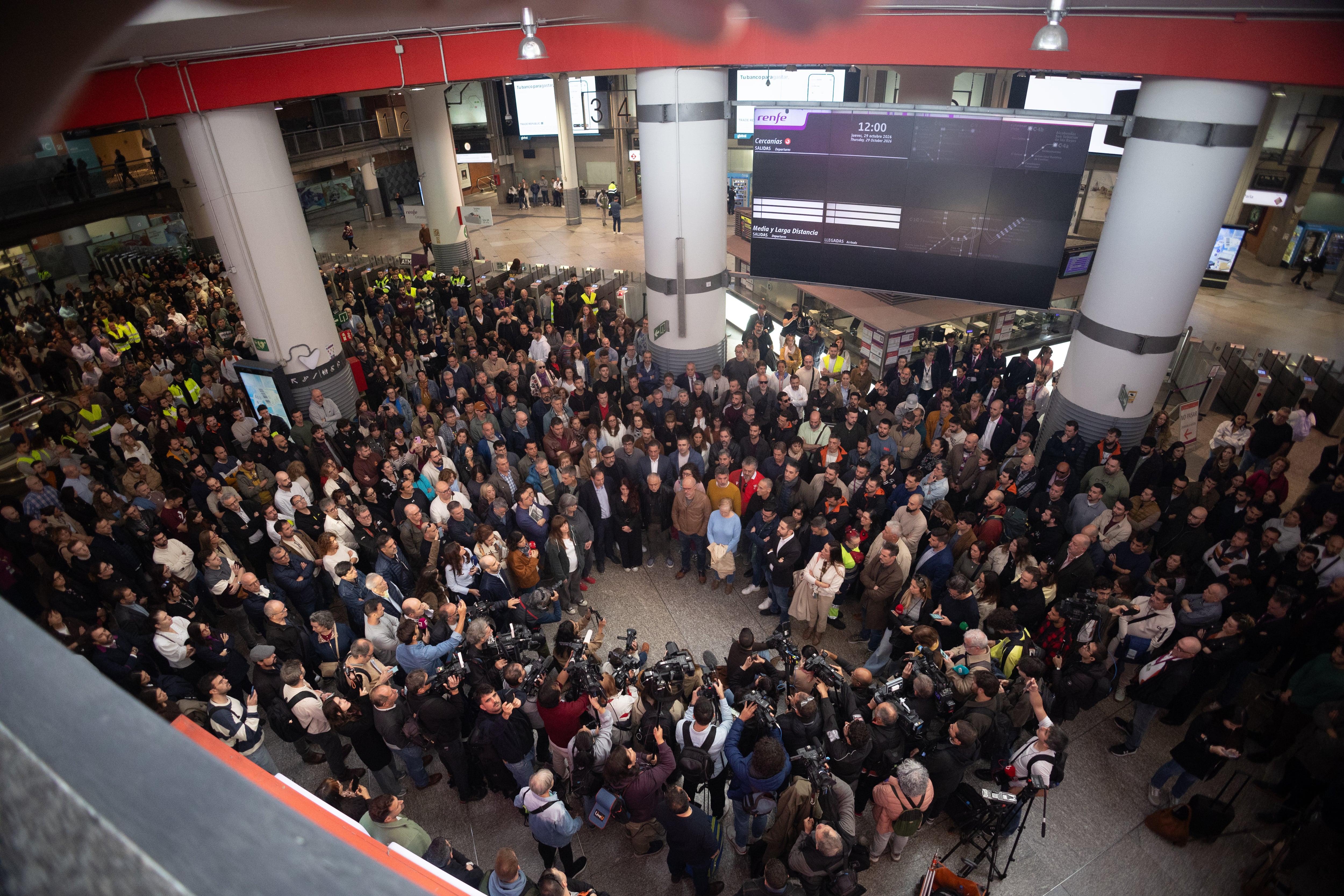 Varias personas durante un minuto de silencio por las víctimas del accidente de Urda, en la Estación Madrid Puerta de Atocha Almudena Grandes. (Eduardo Parra/Europa Press)