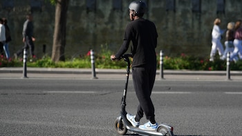 Una nueva normativa fija en 15 años la edad mínima para conducir patinetes eléctricos y obliga a llevar casco