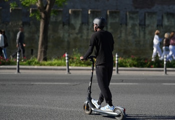 Un hombre circula con su patinete eléctrico por las calles de Sevilla. (María José López / Europa Press)