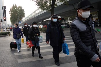 Hay gran preocupación mundial por la explosión de casos COVID en China y la liberación de viajes que promulga el gobierno local ( REUTERS/Tingshu Wang)