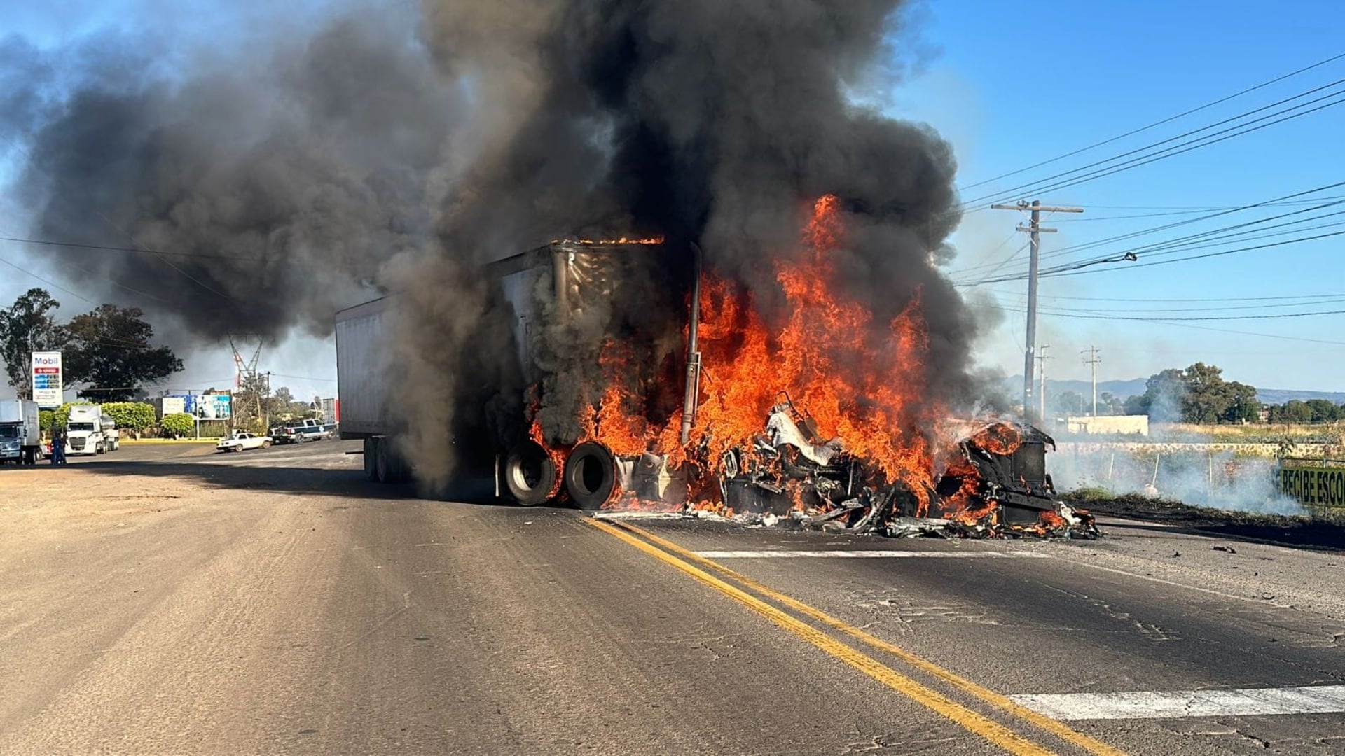 Varios vehículos fueron incendiados (Foto: Twitter/@Eco1_LVM)
