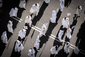 Decenas de personas llevan carteles