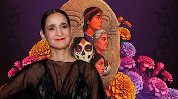Julieta Venegas en primer plano viste de negro frente a una ilustración con rostros femeninos, una catrina y flores de cempasúchil.