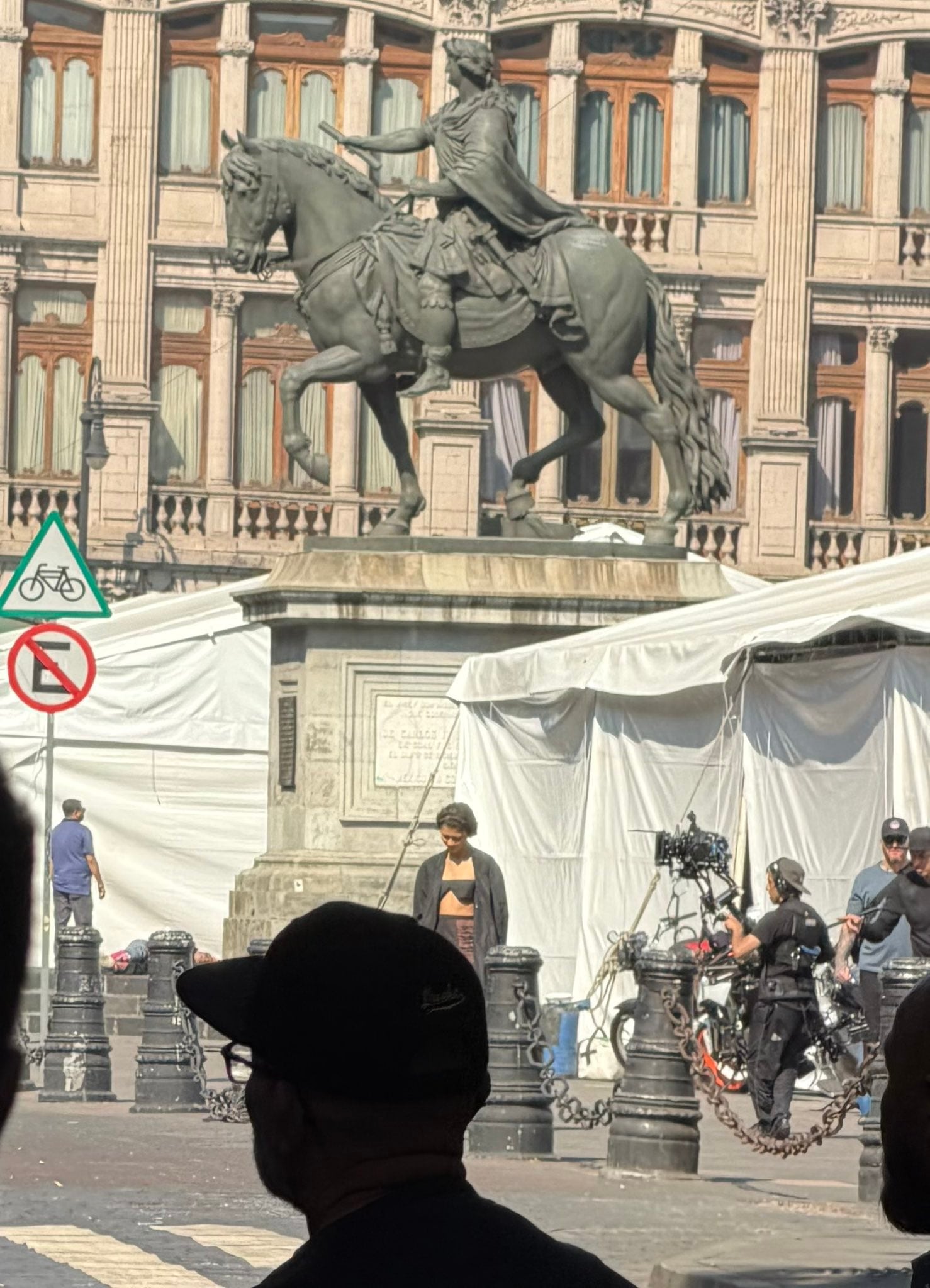 La actriz Zendaya es vista en la Ciudad de México durante el rodaje de un proyecto cinematográfico, con la icónica estatua El Caballito en la calle de Tacuba (X/Zendaya_Updated)