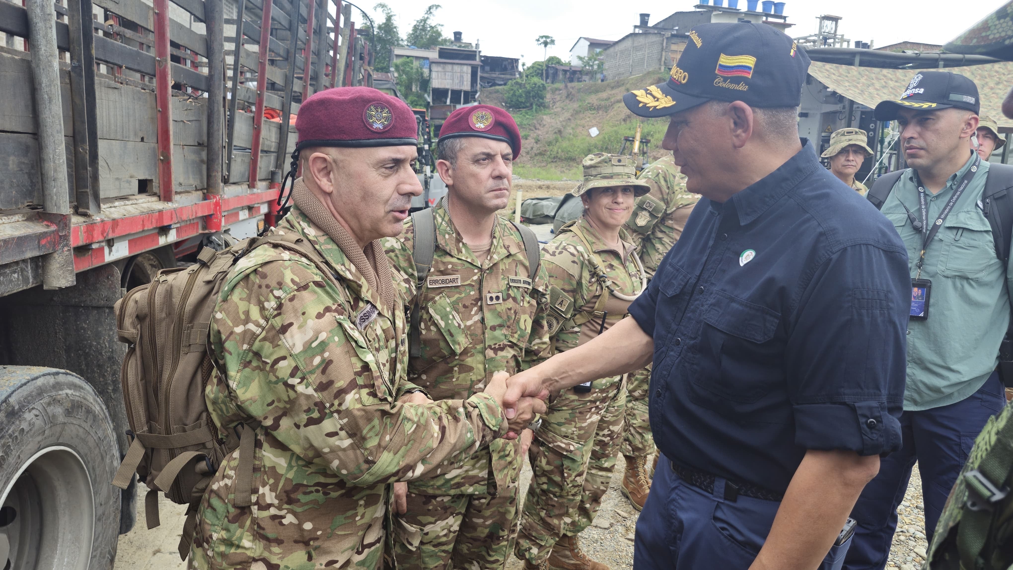 El ministro de Defensa de Colombia saludando a un oficial del Ejército Argentino