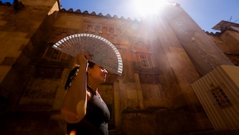 La ola de calor deja máximas de hasta 43 grados: la Aemet pone en alerta a buena parte de España por altas temperaturas y tormentas