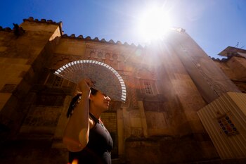Una mujer se protege con un abanico para aliviar las altas temperaturas. (EFE/Salas)