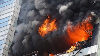 Un incendio se desató este mediodía en dos pisos de un edificio lindero a la sede de la Secretaría de Trabajo