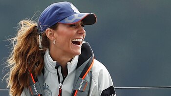 Siempre sonriente, Kate Middleton participa de la regata de ocho barcos, la Copa del Rey en Cowes, en la costa sur de Inglaterra, el 8 de agosto de 2019 (AFP)