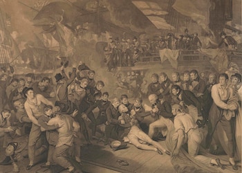 Grabado en sepia: El Almirante Nelson herido es sostenido por hombres en la cubierta de un barco de guerra, con una batalla naval al fondo