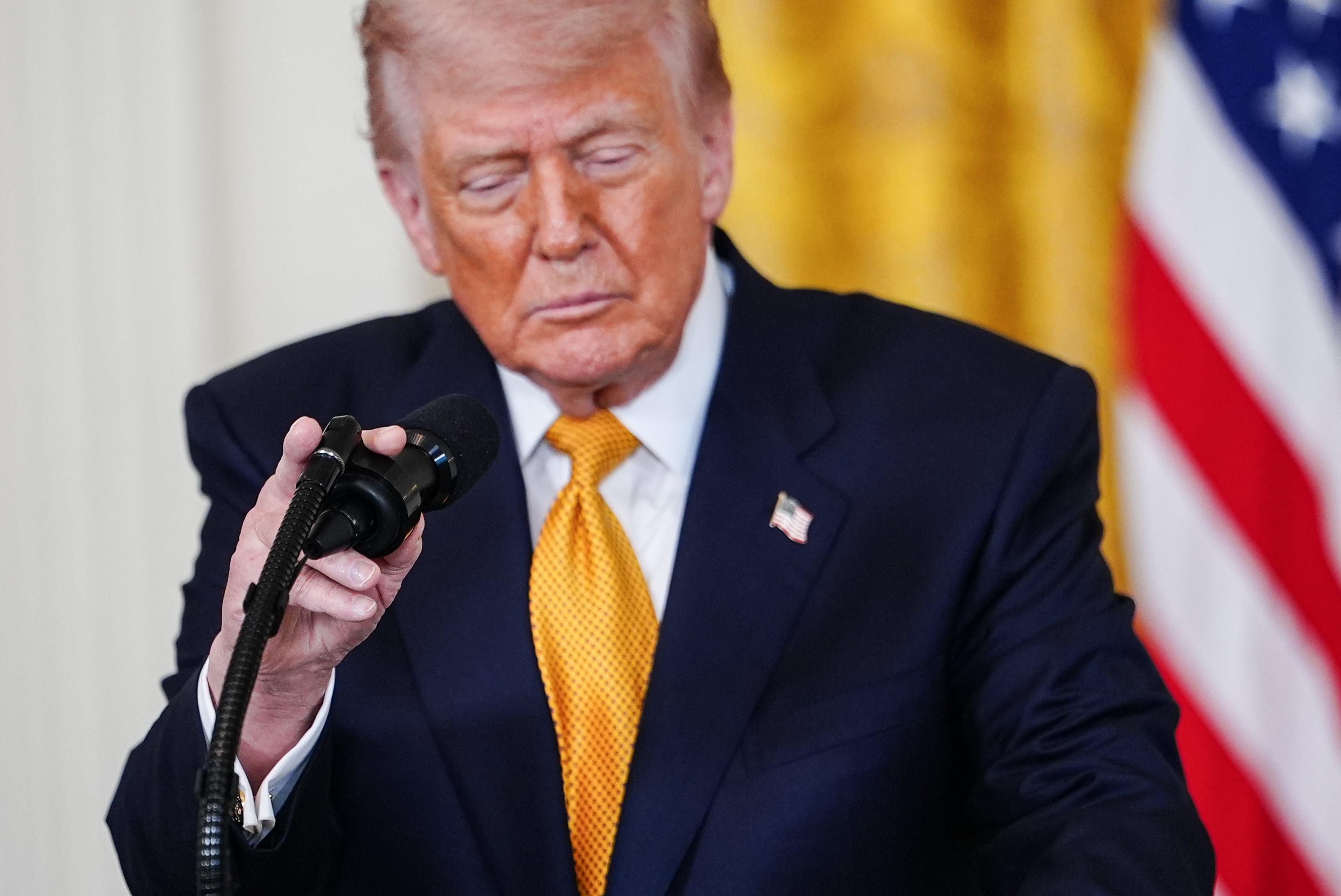 Donald Trump durante una intervención relacionada con la política de Washington hacia Venezuela y los cambios en la región (AP Foto/Julia Demaree Nikhinson)