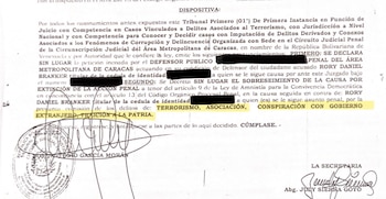 Documento judicial en español con texto impreso en negro y algunas palabras resaltadas en amarillo. Se observan firmas y sellos en la parte inferior