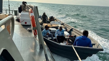 Arrestan a 6 extranjeros que transportaban en una lancha cerca de 1 tonelada de cocaína frente a costas de Chiapas