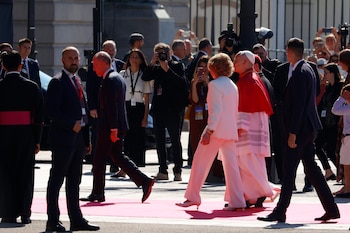 El papa León XIV y la reina Sofía, a su llegada a la catedral de la Almudena de Madrid este lunes, donde se celebra oración y un homenaje a la Virgen de la Almudena en honor a la patrona de Madrid. (EFE/ María Aguilella Pardo).