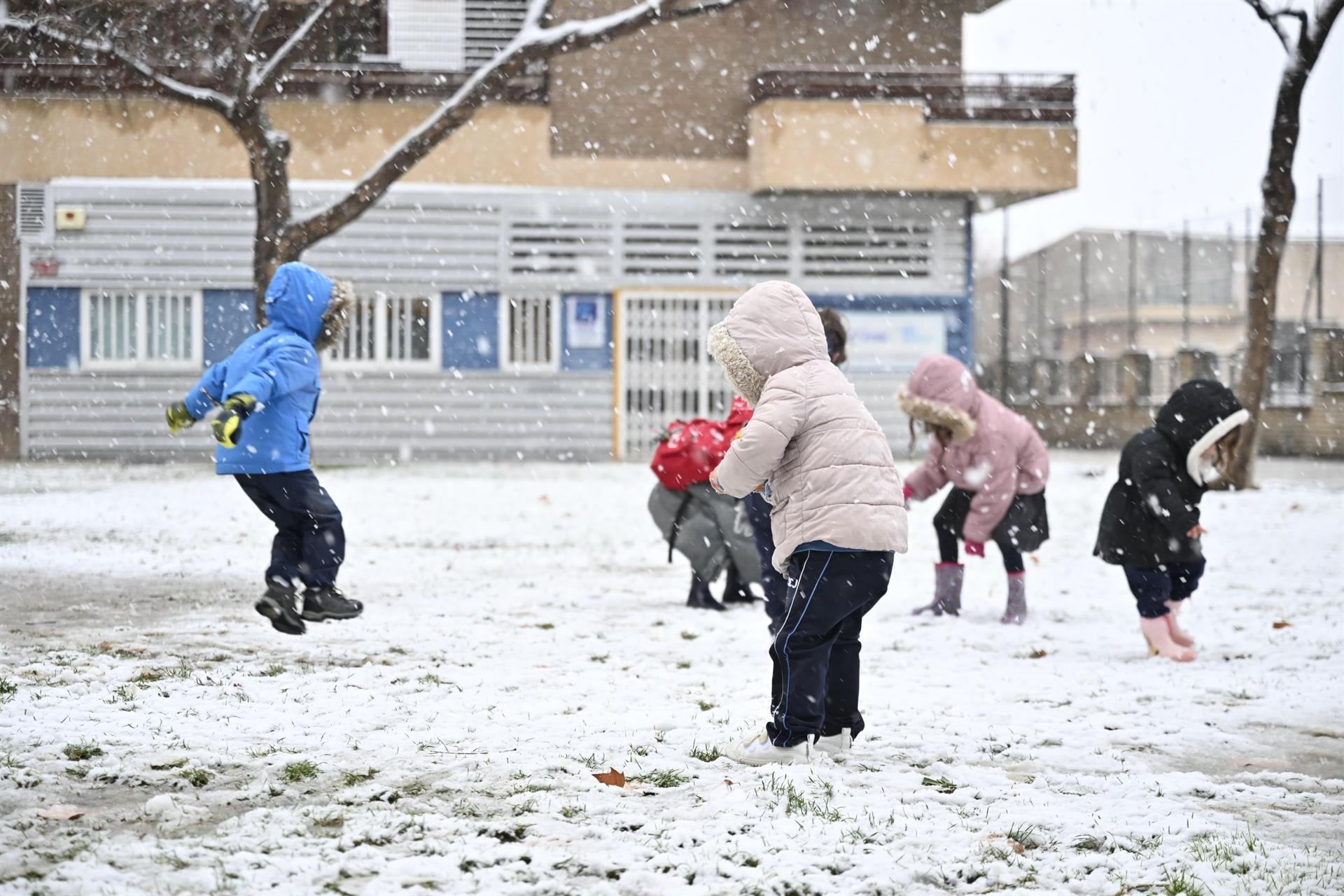 Lluvias, tormentas y nieve activan avisos en una docena de provincias españolas