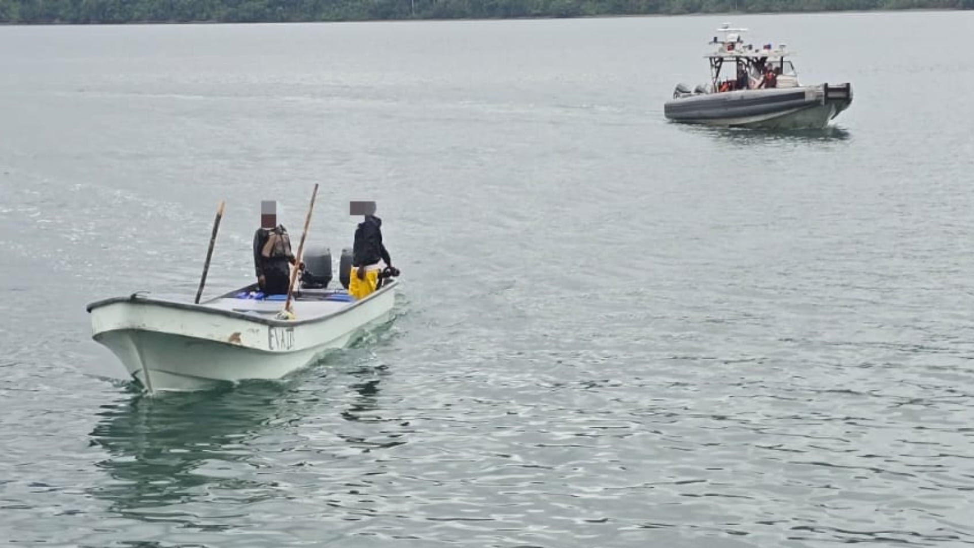 La cooperación entre Colombia y Estados Unidos permitió interceptar una embarcación tipo langostera que navegaba con perfiles sospechosos - crédito prensa Armada de Colombia