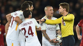 El exjugador belga sostiene que la tecnología de asistencia arbitral habría cambiado el destino europeo de la Roma frente al Liverpool (AFP/Oli SCARFF)