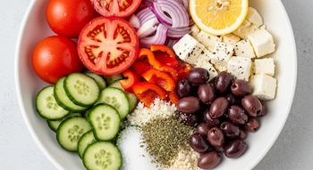 Esta ensalada combina tomates, pepino,