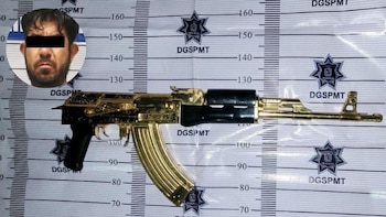 El hombre es señalado por