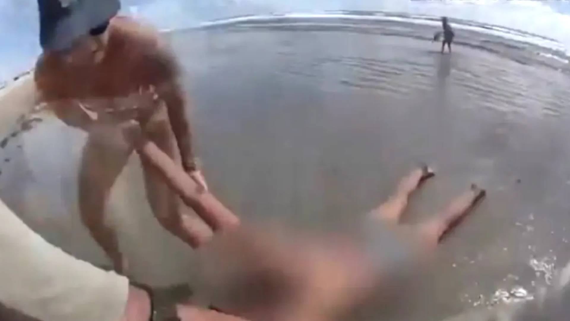 La mujer rescatada en la playa de Florida fue trasladada al hospital en estado estable después de las maniobras de RCP y estabilización (Oficina del Sheriff del Condado de Volusia)