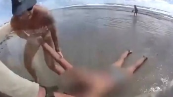 Dramático rescate en Florida: un policía sacó del mar a una mujer de 68 años y le salvó la vida con RCP