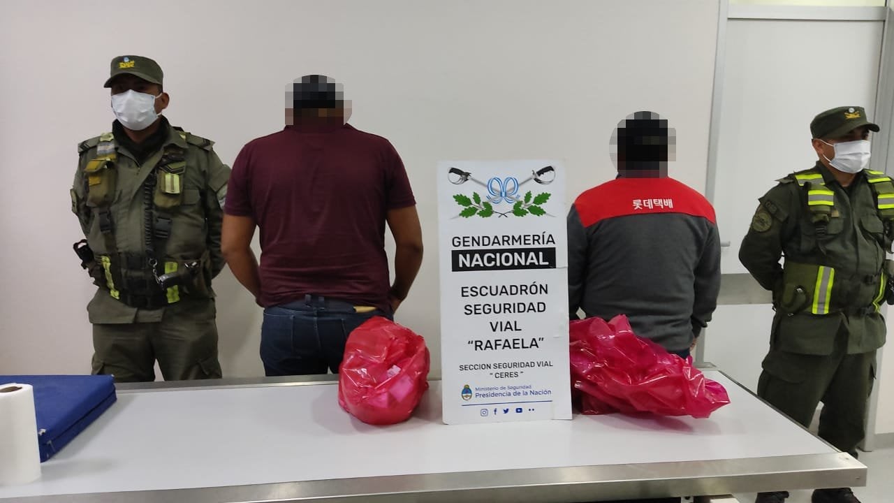 Los detenidos, identificados como A.R.R. y S.Q.C., habían partido desde San Ramón de la Nueva Orán, Salta, con destino a Buenos Aires