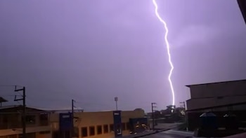 Un poderoso rayo atraviesa el