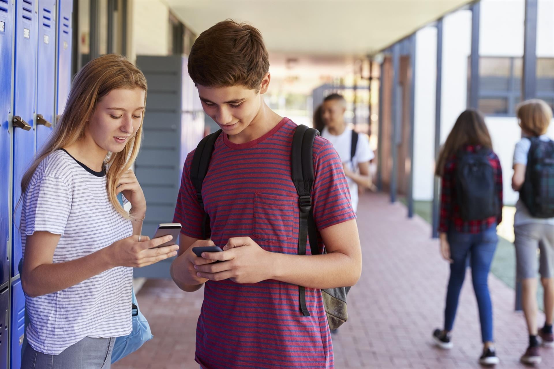 Jóvenes utilizando redes sociales (Europa Press)