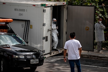 Trabajadores de una funeraria y