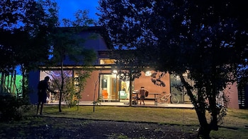 El lugar donde vas a envejecer ya lo está diseñando otro: bienvenidos a los longevity hubs. May Cofie y Fernando Maidana